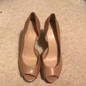 Nude Nine West peep-toe pumps